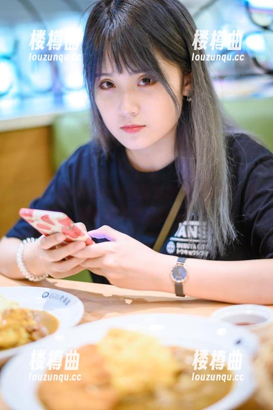 免费获取Akisoso秋楚楚的双人写真，满满的颜值和故事感！