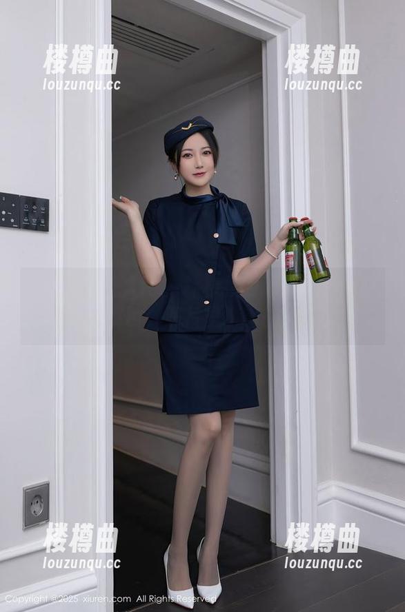 Xiuren秀人网 - 林杉杉的泳池趣闻：原图解锁，照片里游弋的光影