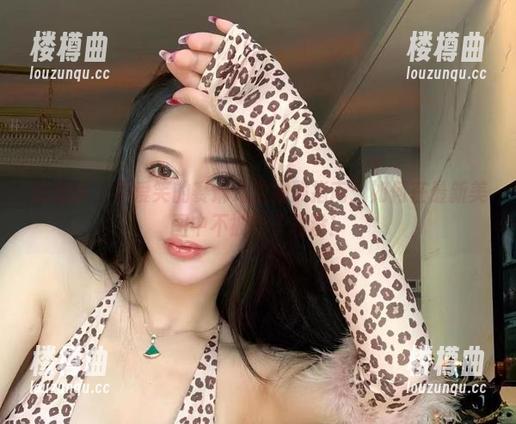 微密圈 - 不爱笑的赛琳海边拍照指南：如何在最新美图中不被沙子埋没！