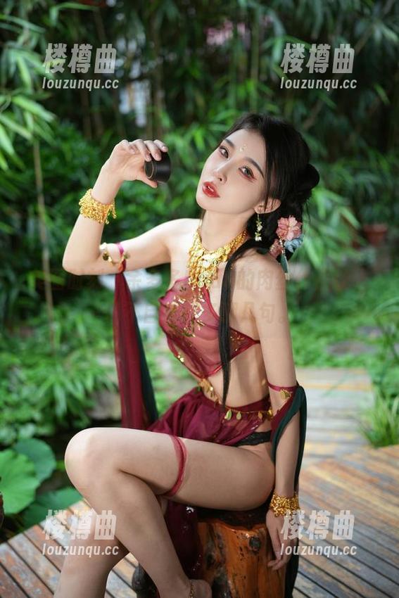 美图时刻，余多多Dudu的肉丝作品让人情不自禁想多聊几句。