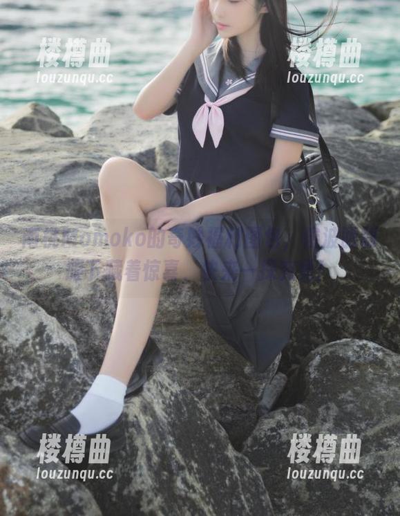 南桃Momoko的奇妙福利图包，绫波丽制服下藏着惊喜，快来一探究竟！