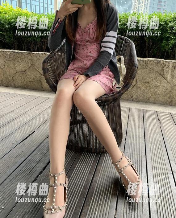 微密圈 - 当有你喵穿上制服，美图分享让人停不下来