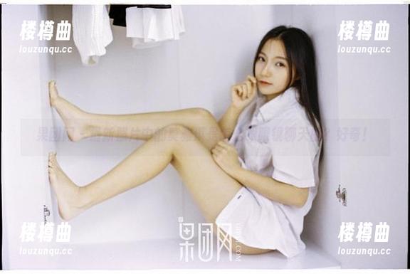 果团网 - 最新照片中的莫雅淇是怎么跟眼镜聊天的？好奇！