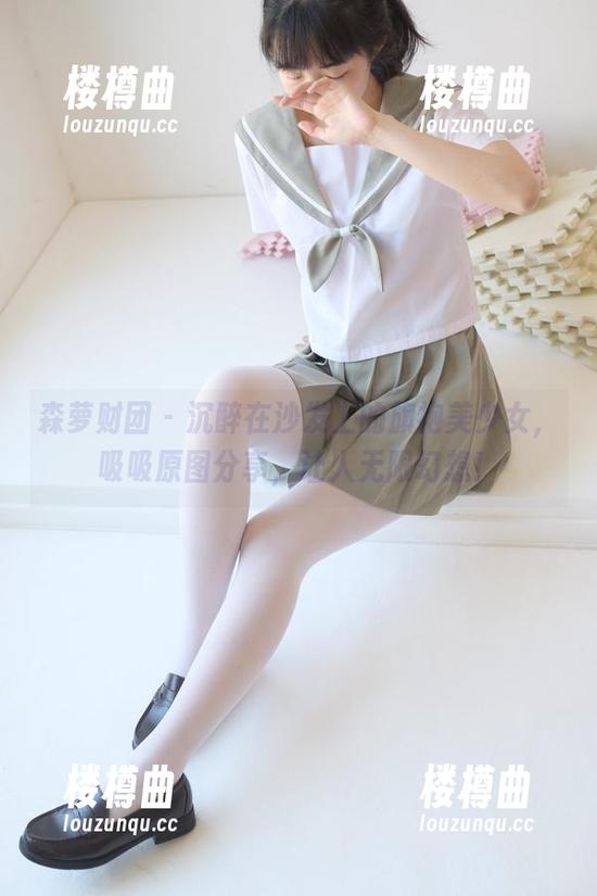 森萝财团 - 沉醉在沙发上的旗袍美少女，吸吸原图分享，让人无限幻想！