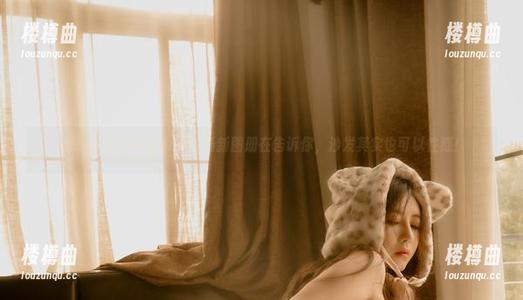 樱晚gigi居家照：她的最新图册在告诉你，沙发其实也可以性感！