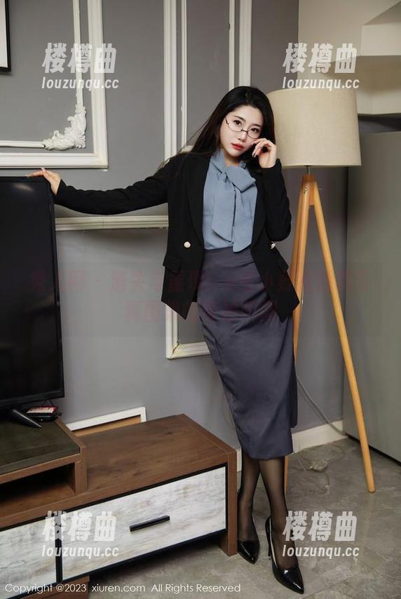 秀人网 - 消失与重现：e宝小野猫透明写真图集的奇妙瞬间