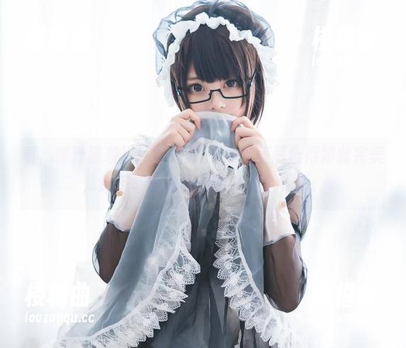 看，蜜汁猫裘把坏学妹JK的坏与美融合得如此完美，这组写真真是美图中的战斗机。