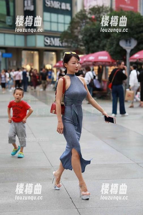 魔镜街拍 - 潜入曼曼女王的私房写真，突然觉得生活也可以很疯狂。