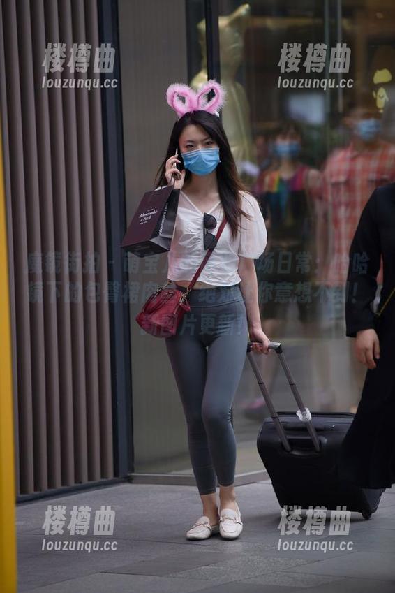 魔镜街拍 - 萌宝儿的商业广场日常：哈哈镜下的包臀裙肉丝，绝对让你意想不到！新图片更新！